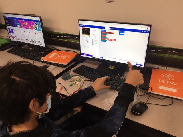 kseale_tech's tweet photo. Computer Science students @oakhillslions work on designing ⚙️, coding💻 &amp; building 🛠️prototypes.  Create that algorithm and design sketch first! It's a process for sure - 'Design Process'! Can't wait to see the final products!🤔 @texaspltw https://t.co/5dy7aD7ypu
