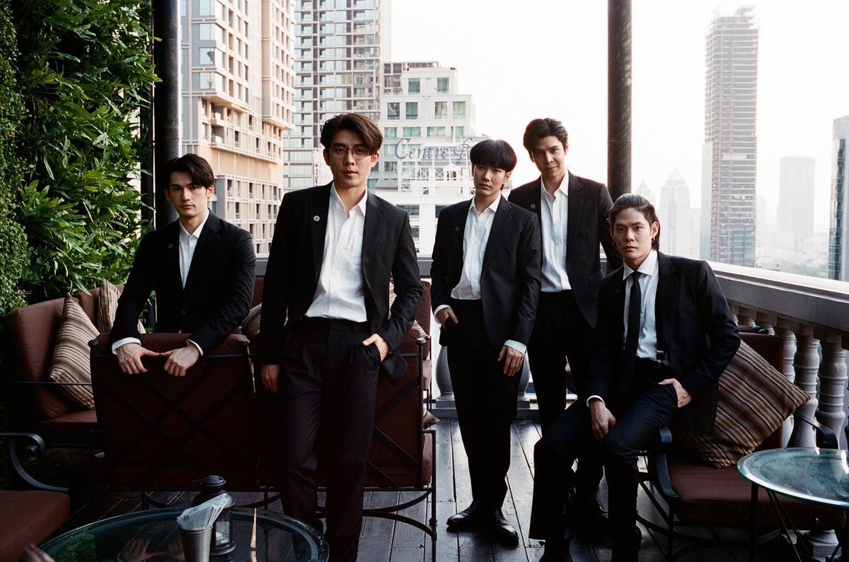 DanFeminism's tweet photo. Los bodyguards más sexys 🔥😎
#buildjakapan
#noojobby #Chsbas
#PerthNakhun #Nodted
#KinnPorscheTheseries https://t.co/j6kFGRgzhP