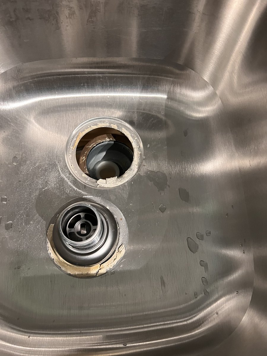 itzB00baby's tweet photo. Rent for as long as you can cause once you a homeowner ya ass will be fixing shit like this #msfixit https://t.co/Pq0nkeA4Q4