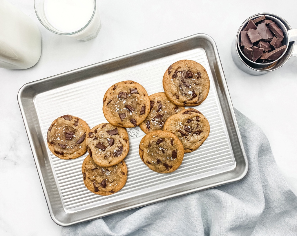 LocalRoot221's tweet image. How about some fresh-baked cookies on this cold, snowy day? 🍪 @USAPans sheet pans and cookie trays make it easy to bake golden brown cookies without the fuss. 

Shop USA Pan bakeware: didriks.com/brand/USA-Pan?…
.
#usapan #bakingpans #bakingpan #bakingheaven #bakemaster #bakingtools