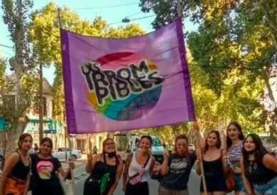 FrenteGyD's tweet photo. Las compañeras/es nos encontramos ayer en la calle en todo el país. Bajo nuestras banderas violetas y convencidas que nuestras luchas son compartidas, reclamamos por Tehuel, más y mejor ESI, el Cupo Laboral Travesti Trans y que la deuda es con nosotras/es. #8M #feminismo #Paramos https://t.co/GpLVDfh7uf