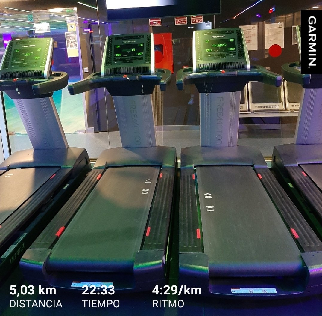 oscaram19711207's tweet photo. Sumando 5 K más, subido a la cinta del gym . Probando ritmos y cadencia altos...... casi los 4:25 de Nassos. 😜. Pero siempre mejor correr al aire libre !!
@kmsxela
@elrinconcorredo @practicarunning
@gilicombo
#KMSxELA
#elrincóndelcorredorpopular
#practicarunning https://t.co/2puneUjjAU