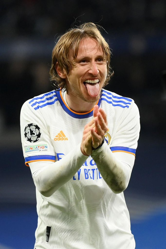 ReinoMadridista's tweet photo. Movió el juego del equipo, se sacó un pase mágico de la manga y en el minuto 85 se pegó una carrera dejando atrás jugadores del PSG. Tiene 36 años. Que grande eres Lukita @lukamodric10 https://t.co/uKqGZrtijM
