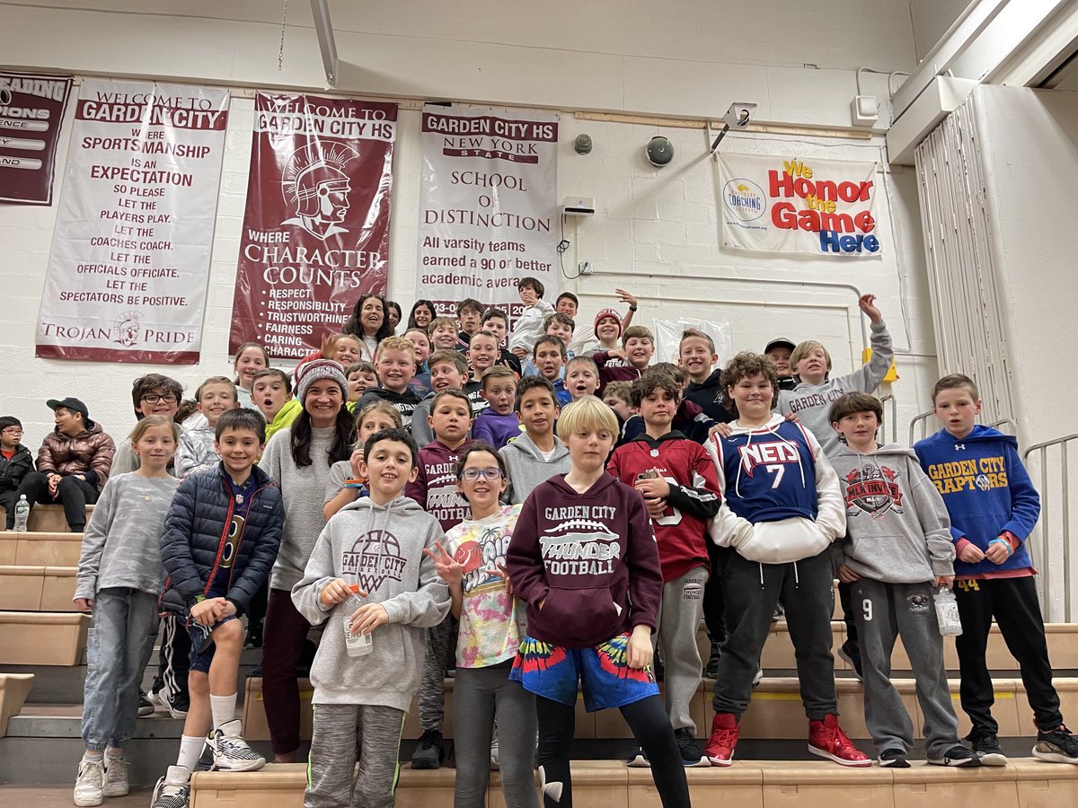 StewartSchoolGC's tweet photo. Stewart School cheering on our athletes at Hoops for Hope! https://t.co/QUYt94xBim