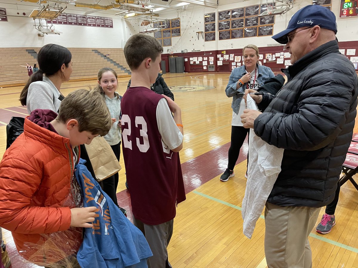 StewartSchoolGC's tweet photo. Stewart School cheering on our athletes at Hoops for Hope! https://t.co/QUYt94xBim
