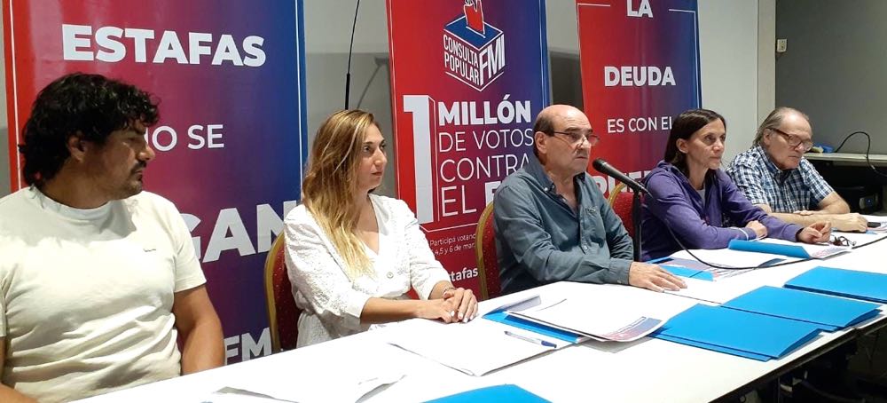 libresdelsurnet's tweet photo. #Hoy en una conferencia de prensa Libres del Sur presentó los resultados de la #ConsultaPopular: 91,1% le dijo #NoAlFMI
Durante las 4 jornadas en las 23 provincias y CABA, se instalaron más de ocho mil urnas en 418 municipios y votaron 1.295.580 personas.

https://t.co/Khus4sKrFI https://t.co/V27ggbCiqS