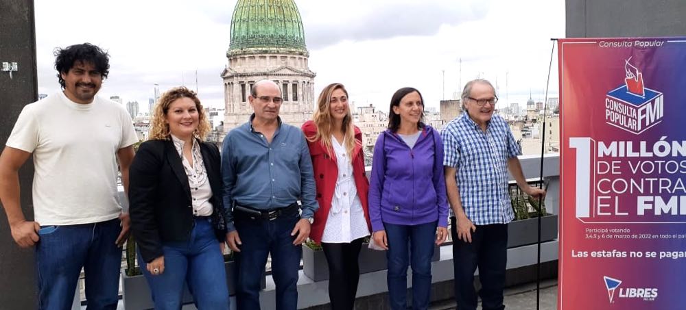 libresdelsurnet's tweet photo. #Hoy en una conferencia de prensa Libres del Sur presentó los resultados de la #ConsultaPopular: 91,1% le dijo #NoAlFMI
Durante las 4 jornadas en las 23 provincias y CABA, se instalaron más de ocho mil urnas en 418 municipios y votaron 1.295.580 personas.

https://t.co/Khus4sKrFI https://t.co/V27ggbCiqS