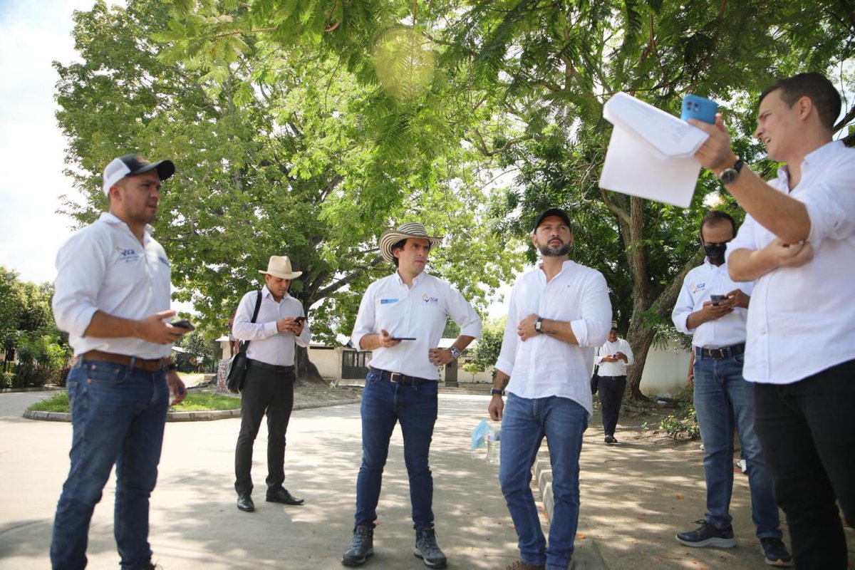 Regalias_gov's tweet photo. En #Villavieja @AlcaldaVillavi1 #Huila @OmarFelipeRange Director de Seguimiento Evaluación y Control @Regalias_gov en compañía del Alcalde Andrés Charrys hace visita al proyecto construcción del Malecón del municipio, este presenta avance del físico del 38% y financiero del 30% https://t.co/hKPOUN6iAy