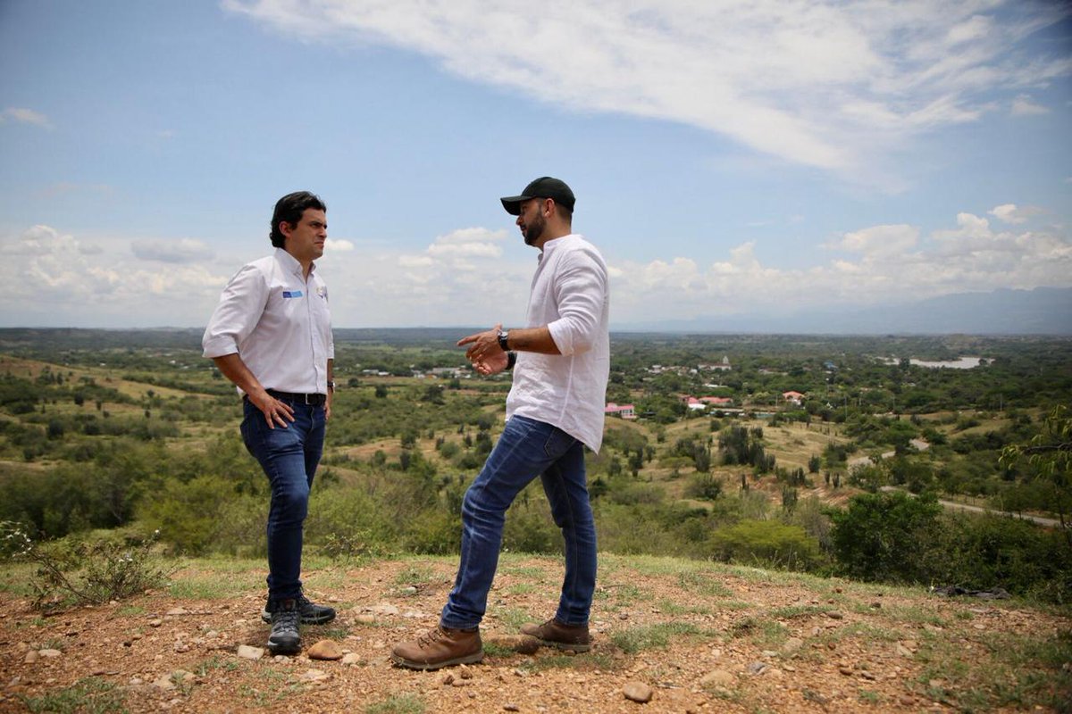 Regalias_gov's tweet photo. En #Villavieja @AlcaldaVillavi1 #Huila @OmarFelipeRange Director de Seguimiento Evaluación y Control @Regalias_gov en compañía del Alcalde Andrés Charrys hace visita al proyecto construcción del Malecón del municipio, este presenta avance del físico del 38% y financiero del 30% https://t.co/hKPOUN6iAy