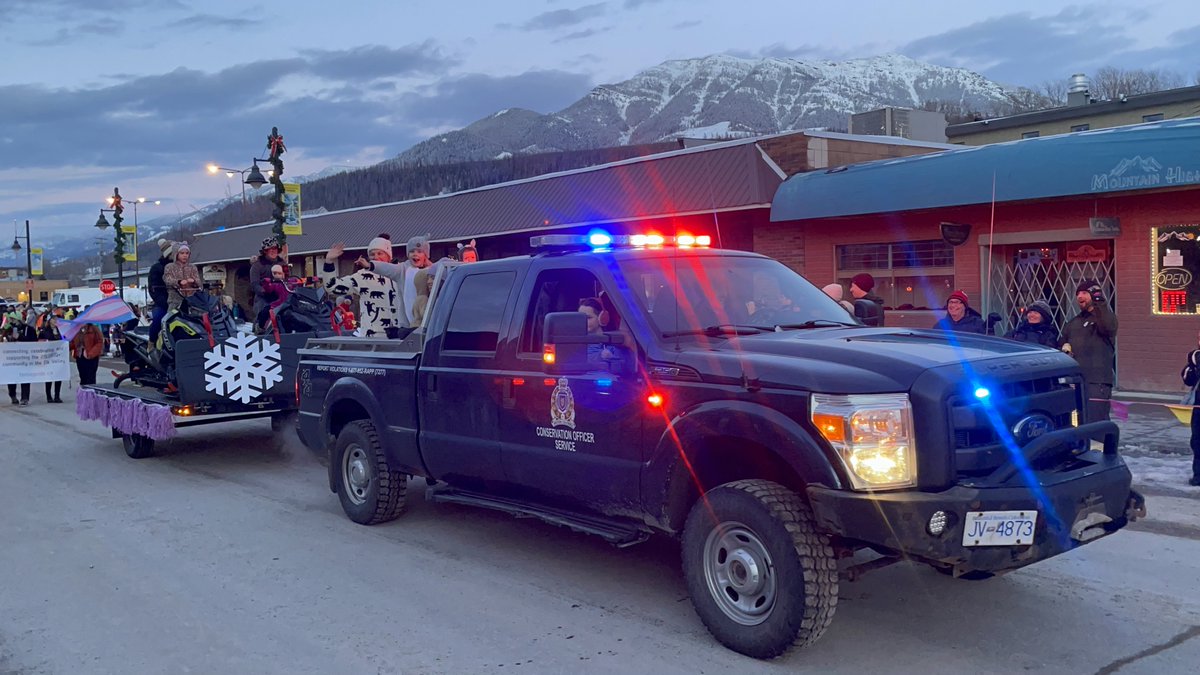 _BCCOS's tweet photo. Conservation Officers had fun in #Fernie participating in their recent #GrizDays parade. https://t.co/HmtHIsgWeA