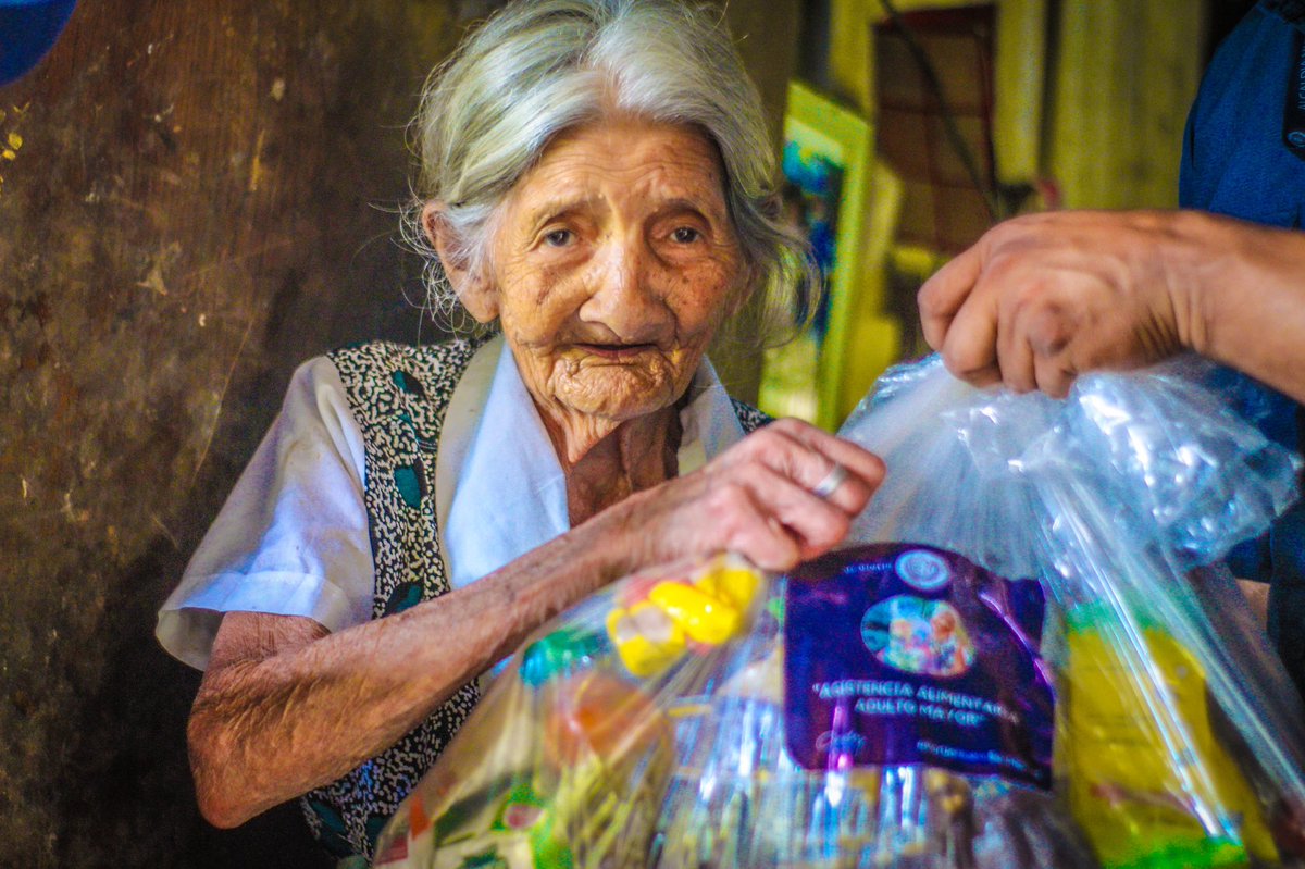 CindyAndradeA's tweet photo. Estamos brindando seguridad alimentaria a nuestros adultos mayores.

Las acciones sociales van de la mano con el desarrollo de San Marcos. Debemos cuidar de los que un día nos cuidaron.🙏 https://t.co/yWvhKC765J