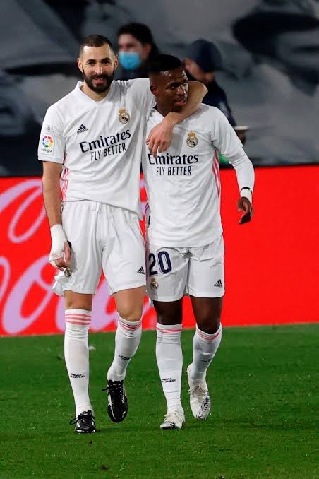 -Polat Alemdar kahveye geldi
+nasıl kahveye geldi?
-geldi lafını söyledi gitti
+nasıl gitti cemal?
-abla geldi bir tufan, gitti bir boran. gövde üstünde baş, baş üstünde akıl bırakmadı esti geçti
+kaç kişi bastı?
-bi o bi de ondan kara bi oğlan