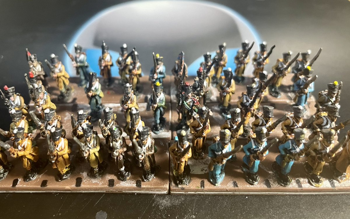 gijoegalliano's tweet photo. 15mm epic battle Waterloo用の15mm French infantryの進捗状況。
60x20mmのベースに歩兵をペイントしては接着です。
各ベース共兵士で埋まって各ベースました。
もう少し！
#epicbattle  #waterloo  #frenchline https://t.co/GlIfXryUSQ