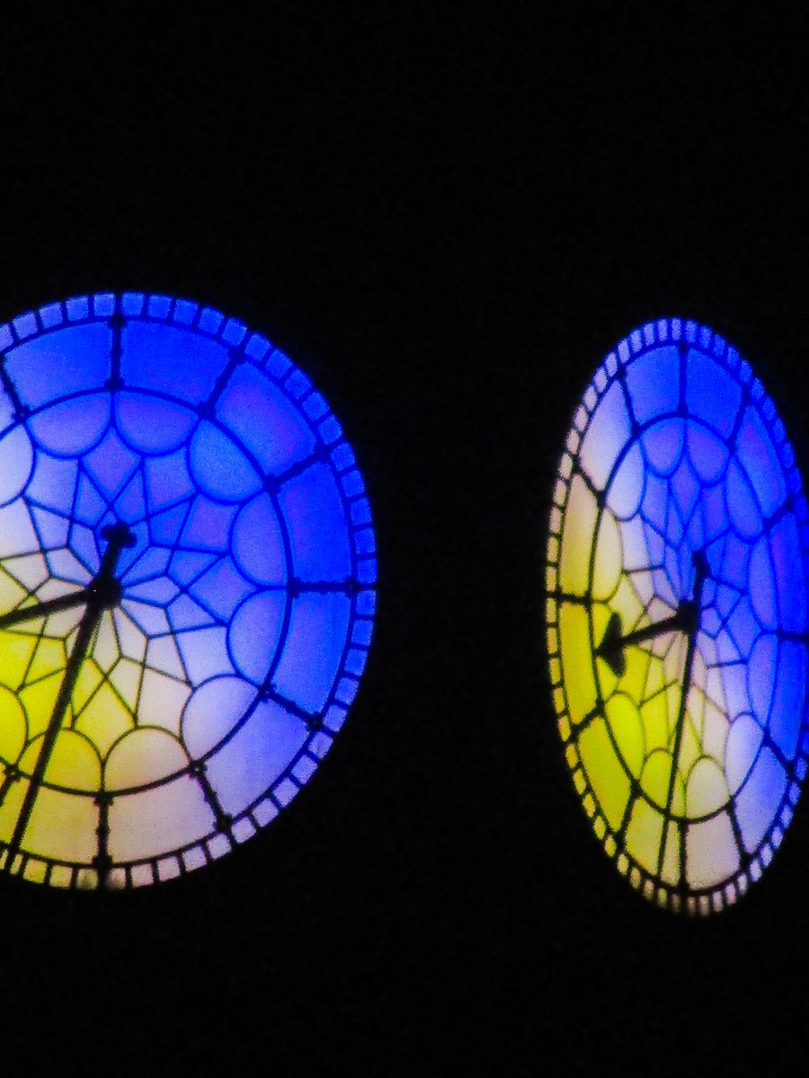 Feltip1982's tweet image. The @unibirmingham clock tower @oldjoeclock lit up blue and yellow for Ukraine taken tonight.