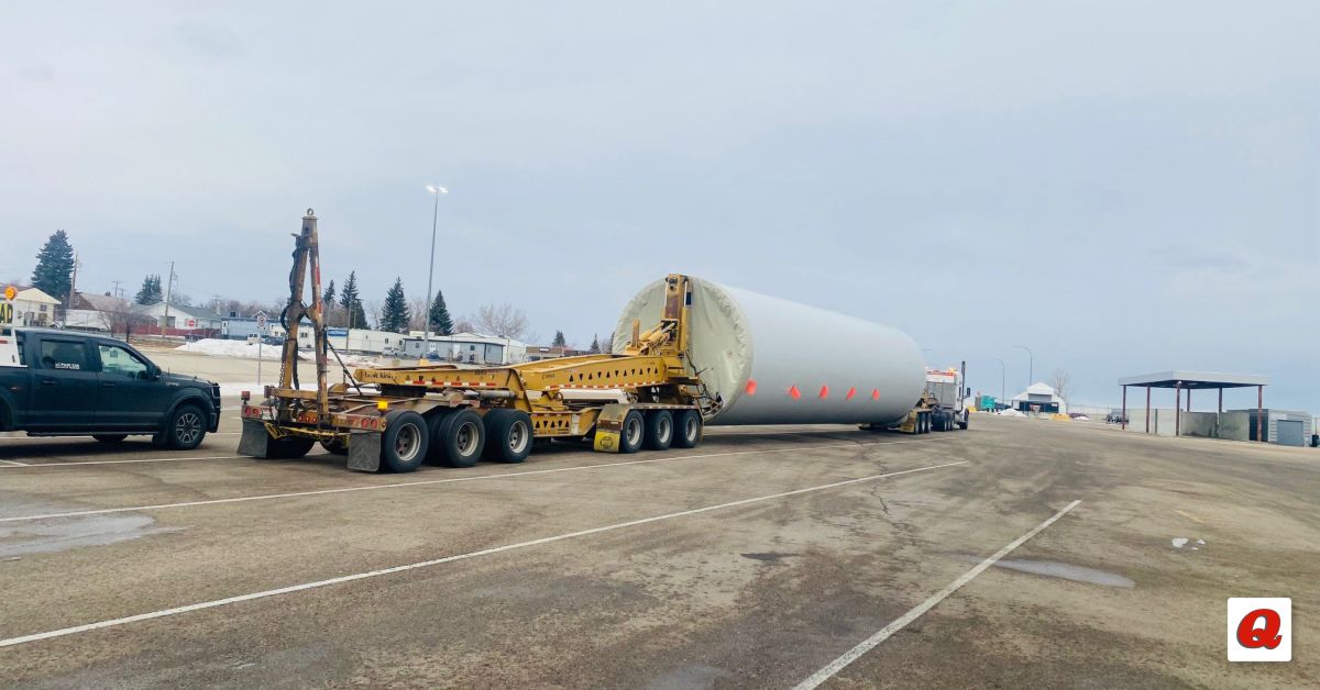 DriveQLine's tweet photo. USA ➡️ CAN
OAL = 176’
OAW = 14’11”
OAH = 15’9”
Weight = 223,000#

📸 Tony O.

#WideloadWednesday #HeavyHaul #HeavyHaulers #Trucking #Transportation #QLineTrucking #MovingTheWorld #ThankaTrucker #DriveQLine #Trucks #TruckLife #TruckNation #TruckerLife #Freight #TruckingLife https://t.co/L34Aq2H44a