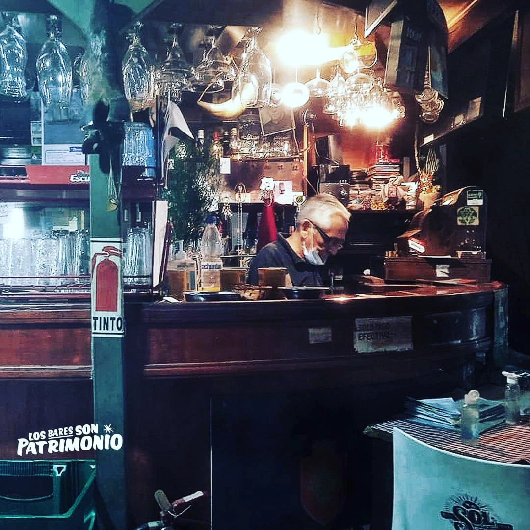 losbaresonpatr1's tweet photo. Perdido en el carrete de calle Cumming uno se topa con el "Dominó, Rosita del Puerto", emblemático boliche considerado un "aporte a la Gastronomía y Bohemia Porteña". Simplemente, una joya.
✉️ Cumming 63, Valparaíso https://t.co/2SdYCVR0Di