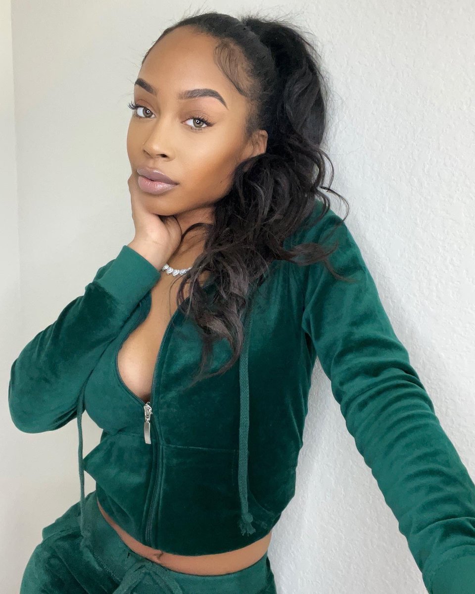 crystalbaee1's tweet photo. Plane Jane 🤍 https://t.co/DpAYQyNf3c