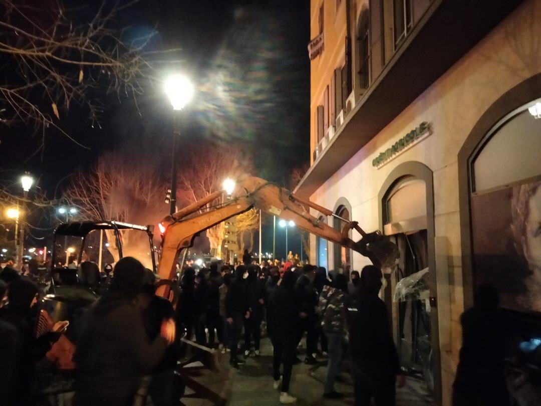 #Ajaccio Des manifestants s’attaquent au Crédit agricole à l’aide d’une mini pelle