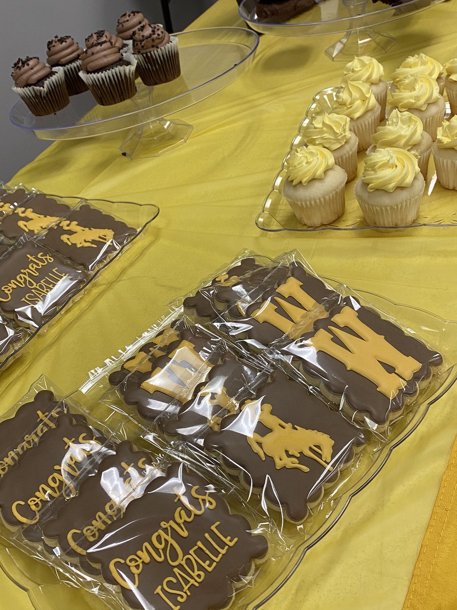 BHSBulletin348's tweet photo. Senior Izzy Harvey signed today to compete in Track &amp; Field at the University of Wyoming. Harvey has a 3x State placer and a State champion for BHS. She will be a long sprinter at Wyoming, and major in Chemical Engineering with a minor in Biomedical Engineering #BulldogBoast https://t.co/LoXa27IFkN