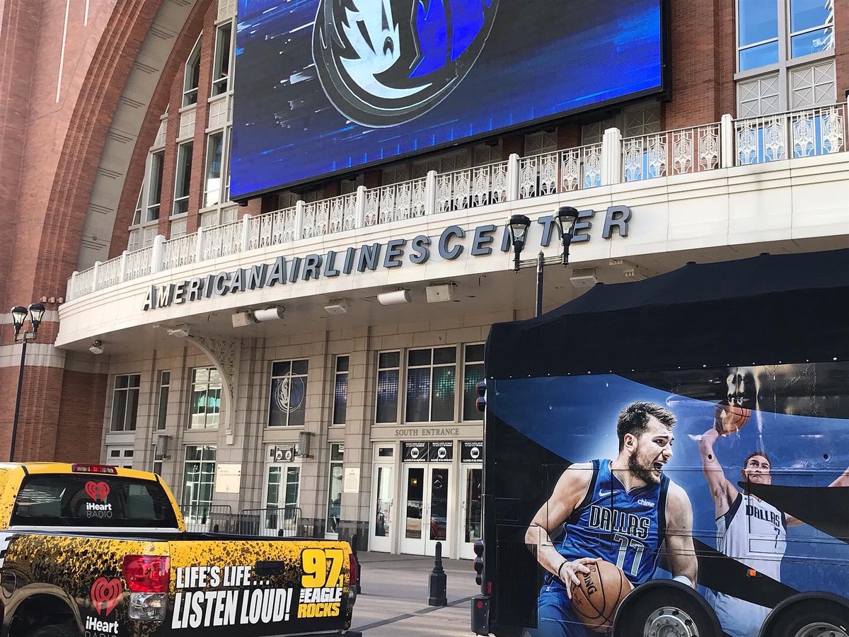 theeagledallas's tweet photo. WHO ROCKS LIKE THE EAGLE AND @dallasmavs  🦅🏀#KEGL #TheEagleRocks #MFFL https://t.co/feR6WG8t7X