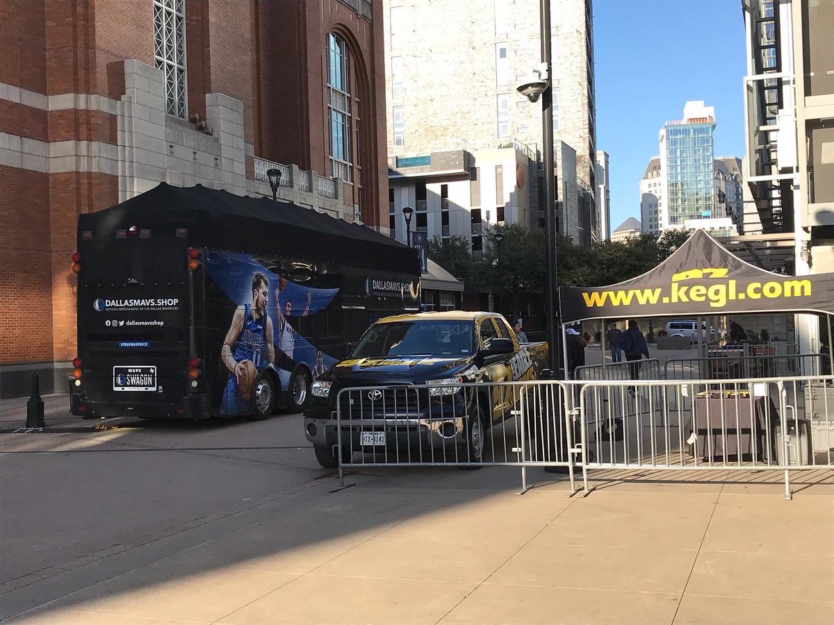 theeagledallas's tweet photo. WHO ROCKS LIKE THE EAGLE AND @dallasmavs  🦅🏀#KEGL #TheEagleRocks #MFFL https://t.co/feR6WG8t7X