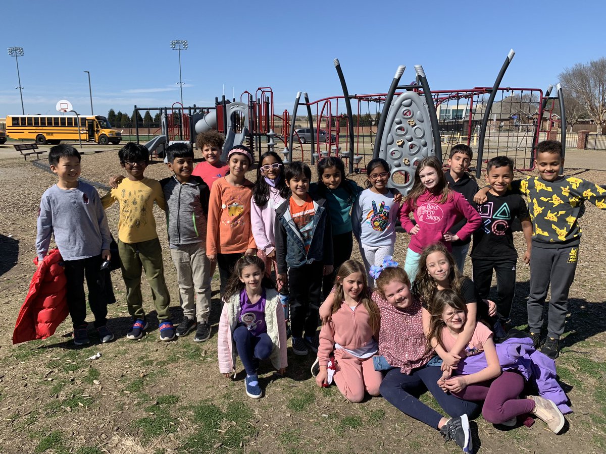 MrsFreeman3rd's tweet photo. All smiles for nice weather and recess! @DCEtrailblazers https://t.co/Ul4xNYdNFo