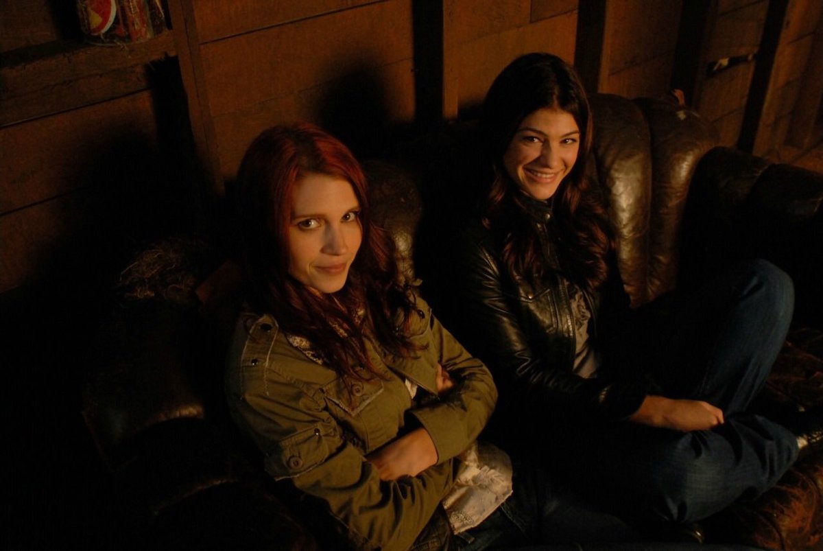 genevieve padalecki and julie mcniven bts on the set of supernatural ✨