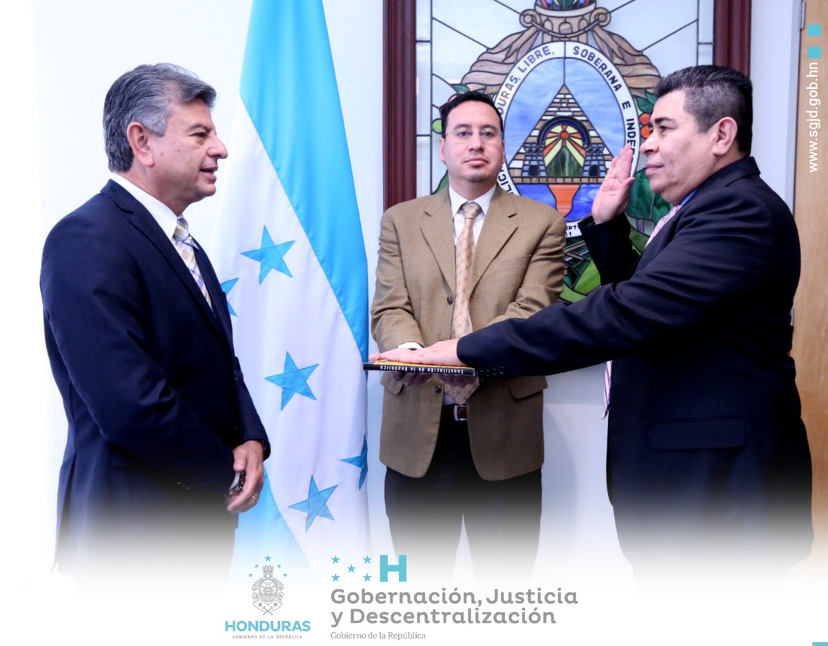 SEGOB_HN's tweet photo. El abogado Alex Edgardo Madrid Padilla fue juramentado en el cargo de Director Nacional de la Dirección Nacional de Investigación e Inteligencia, la promesa de ley fue realizada ante el Secretario de Gobernación, Justicia y Descentralización Tomás Vaquero. https://t.co/LyBBx552SU