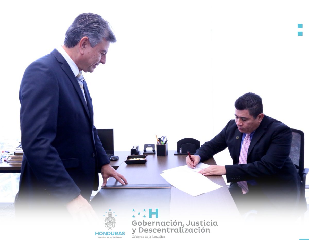 SEGOB_HN's tweet photo. El abogado Alex Edgardo Madrid Padilla fue juramentado en el cargo de Director Nacional de la Dirección Nacional de Investigación e Inteligencia, la promesa de ley fue realizada ante el Secretario de Gobernación, Justicia y Descentralización Tomás Vaquero. https://t.co/LyBBx552SU
