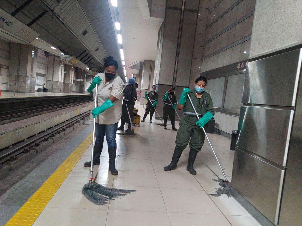 CAMETROVALENCIA's tweet photo. #MetroContigo🇻🇪||Sin descanso y con el firme compromiso de ofrecer un servicio óptimo al pueblo carabobeño, personal de #Mantenimiento de @CAMETROVALENCIA se desplegó en la #EstaciónCedeño para ejecutar labores de limpieza y aseo profundo🫧||#USADerogaElDecretoYa https://t.co/kwWVs0GImO