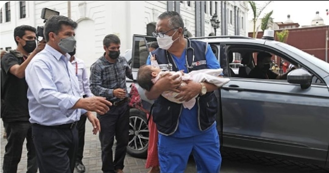 alfredoazurin15's tweet photo. (1/2) Qué pasa por la cabeza del Pdte @PedroCastilloTe y del Ministro de Salud, @HernanCondoriM; arman un show a costa de la vida de un bebé de 10 meses. La autoridad debe responder de manera diligente, sobretodo en una emergencia y no prestarse a acciones egoístas. https://t.co/5EPAGto64v