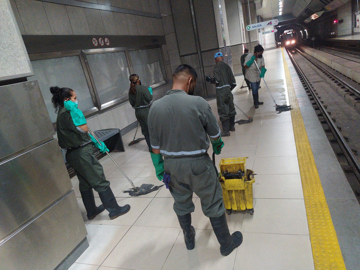 CAMETROVALENCIA's tweet photo. #MetroContigo🇻🇪||Sin descanso y con el firme compromiso de ofrecer un servicio óptimo al pueblo carabobeño, personal de #Mantenimiento de @CAMETROVALENCIA se desplegó en la #EstaciónCedeño para ejecutar labores de limpieza y aseo profundo🫧||#USADerogaElDecretoYa https://t.co/kwWVs0GImO