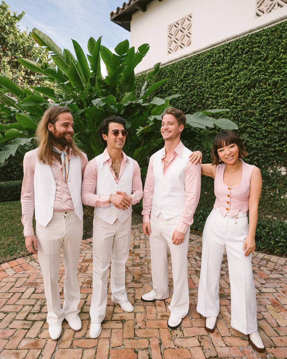 DNCE's tweet photo. THE FOUR FUNKIEST FRIENDS ANYONE COULD HAVE #DANCINGFEET https://t.co/L18VVnZhGT