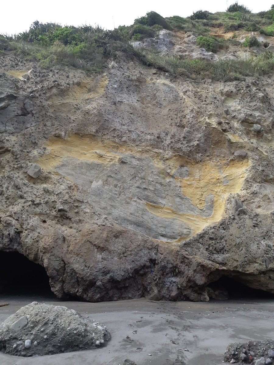 mcrowerocks's tweet image. Oakura Beach, imaging megaclasts in a debris avalanche deposit for our virtual Earth Sci fieldtrip. #geologylunch
