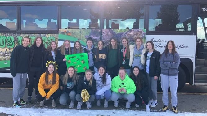 CMRLadyRustlers's tweet photo. Rustlers on the road to State! #RussellHustle🤘🏻 https://t.co/TI5o4vAgjM