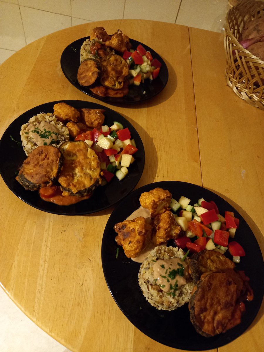 DraminaFux's tweet photo. #cookingforfriends
Blumenkohl+Aubergine in Backteig, Erdnusssauce, Tomaten-Olivensauce, Reis-Getreidemix, Apfel-Paprika-Gurkensalat.
#vegan
#veganstarter
#GoVegan https://t.co/uFieja988x