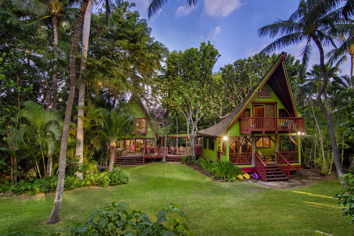 Spend your next family #vacation in Waialea Bay and experience beachfront living and Polynesian architecture at its finest. 

evrhi.com/vrp/unit/Hui_Pu

#luxurytravel #hawaii #FamilyVacation