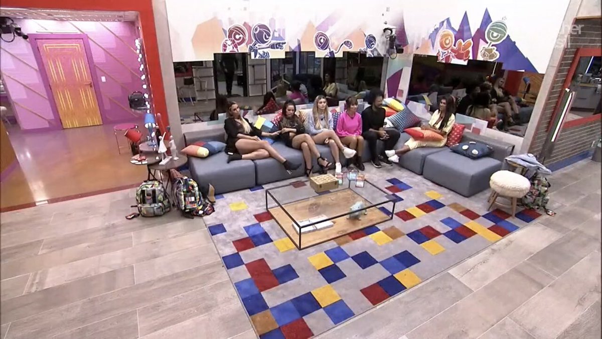 anacomenttx's tweet photo. trópico sensível: Sarah dando a mão pra Ju enquanto chamavam todos para sala https://t.co/hYf5ZQ3gdw