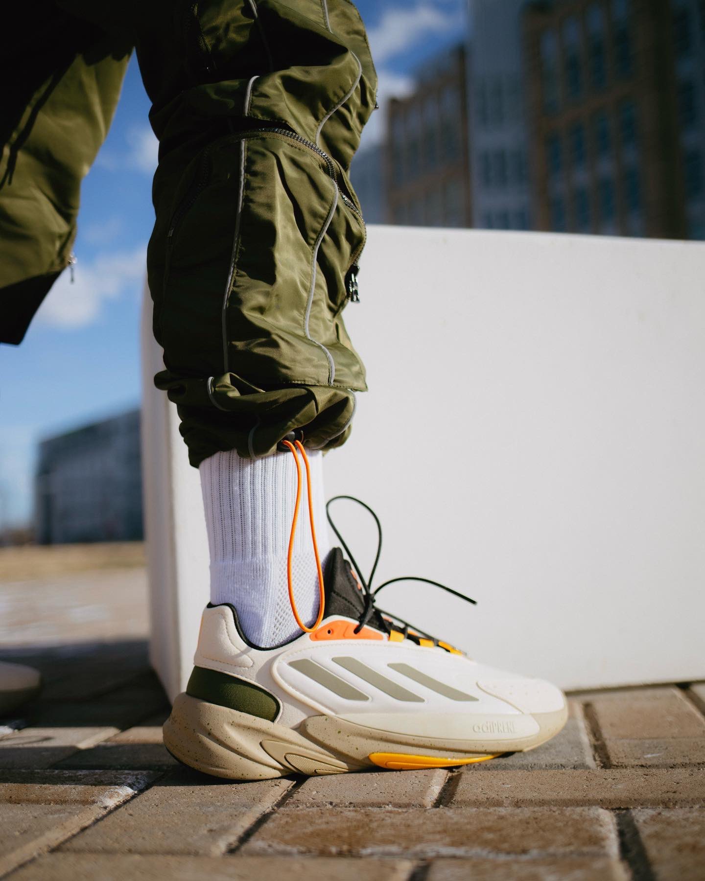 clásico Escrupuloso Género YCMC by Shoe City a Twitter: "Men's adidas 'Ozelia' sleek, futuristic style  looks fast, but you'll want to stroll slow enough to really show them off.  Available online at https://t.co/bl4rknvXd0 and Shoe