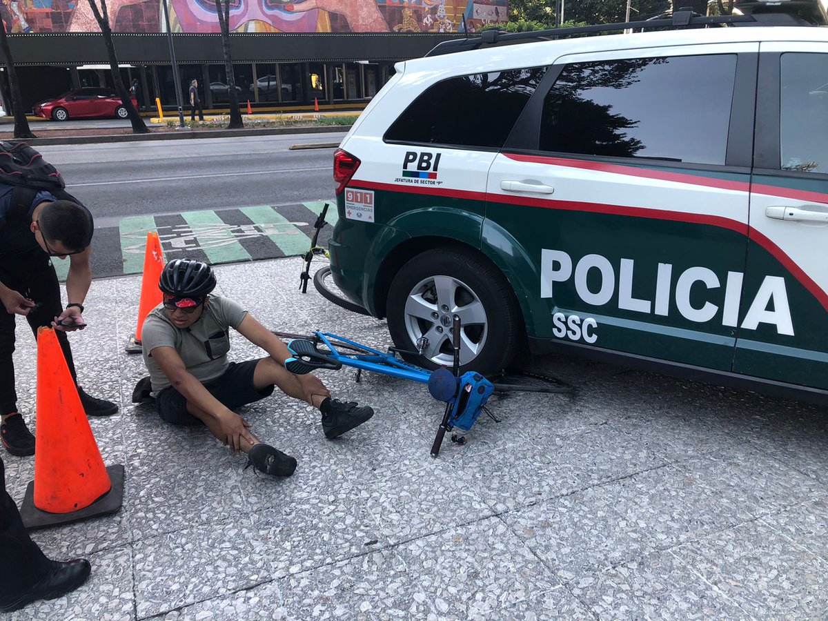 keritah's tweet photo. #SOS por favor les pedimos realizar las diligencias correspondientes a este percance. @C5_CDMX  @LaSEMOVI  @SSC_CDMX @OVIALCDMX pedimos se realice un proceso justo para el colega y amigo, esclareciendo responsabilidades. #RT #CDMX https://t.co/ObDbJKJVyS
