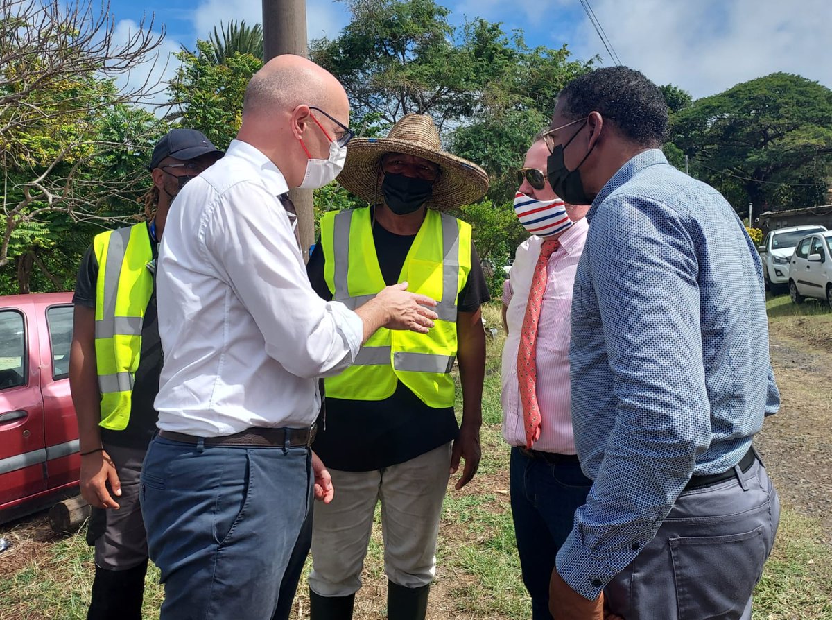 Prefet972's tweet photo. Visite à la pointe Thalémont au François, du chantier de collecte de #sargasses par la drague amphibie de la société TTTM, en présence du préfet Stanislas Cazelles. L'occasion de faire le point sur l'implication de l'Etat aux côtés des communes dans la lutte contre ce fléau https://t.co/qY2ZeWLEC7