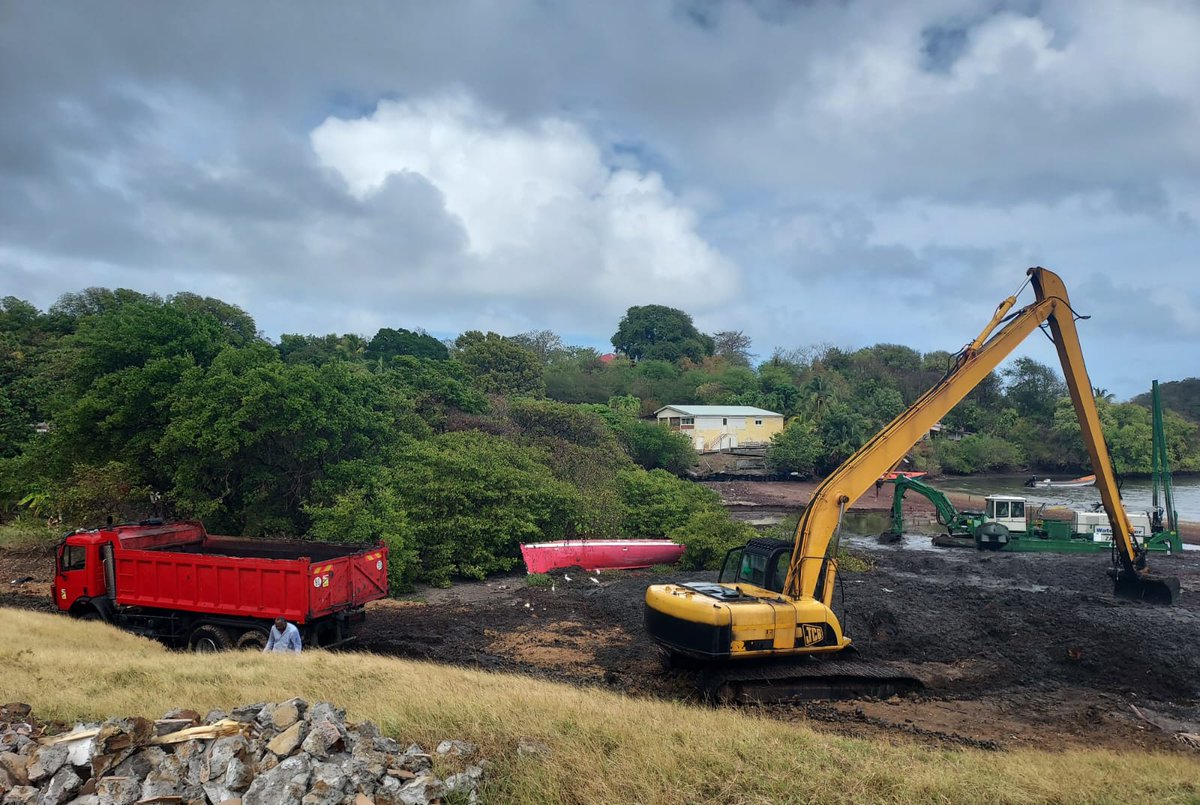 Prefet972's tweet photo. Visite à la pointe Thalémont au François, du chantier de collecte de #sargasses par la drague amphibie de la société TTTM, en présence du préfet Stanislas Cazelles. L'occasion de faire le point sur l'implication de l'Etat aux côtés des communes dans la lutte contre ce fléau https://t.co/qY2ZeWLEC7