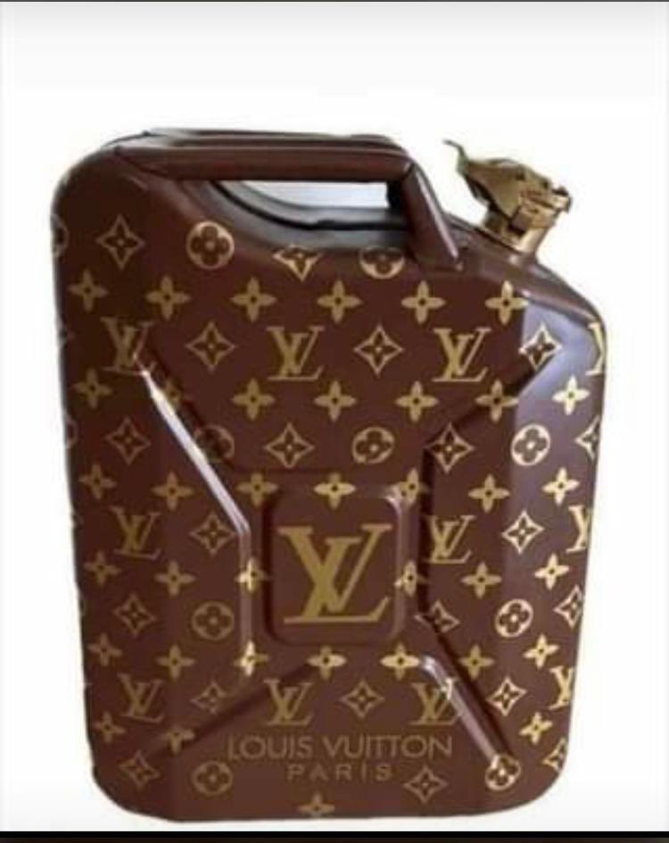 marika_mk's tweet photo. Che c’è di nuovo?
Capsule Collection Spring/Summer 2022.
@LouisVuitton
#benzinabag #gasbag #luxurybag
#warbag https://t.co/gh0ZaFPlMe