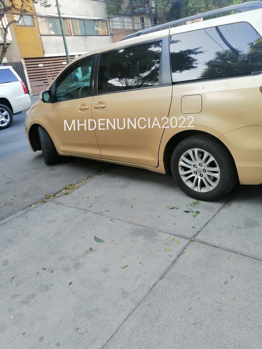 MHdenuncia's tweet photo. #Banquetero #PresaLaAngostura @Claudiashein abarca un carril del arrollo vehicular y parte de la banqueta, así o más chingón #DonVergas https://t.co/hLNIVWJqza