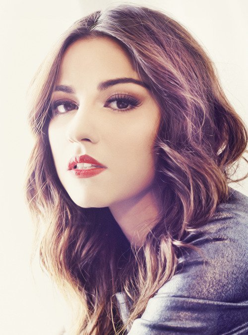 O jeitinho dela é tão :     HAPPY BDAY MAITE PERRONI 