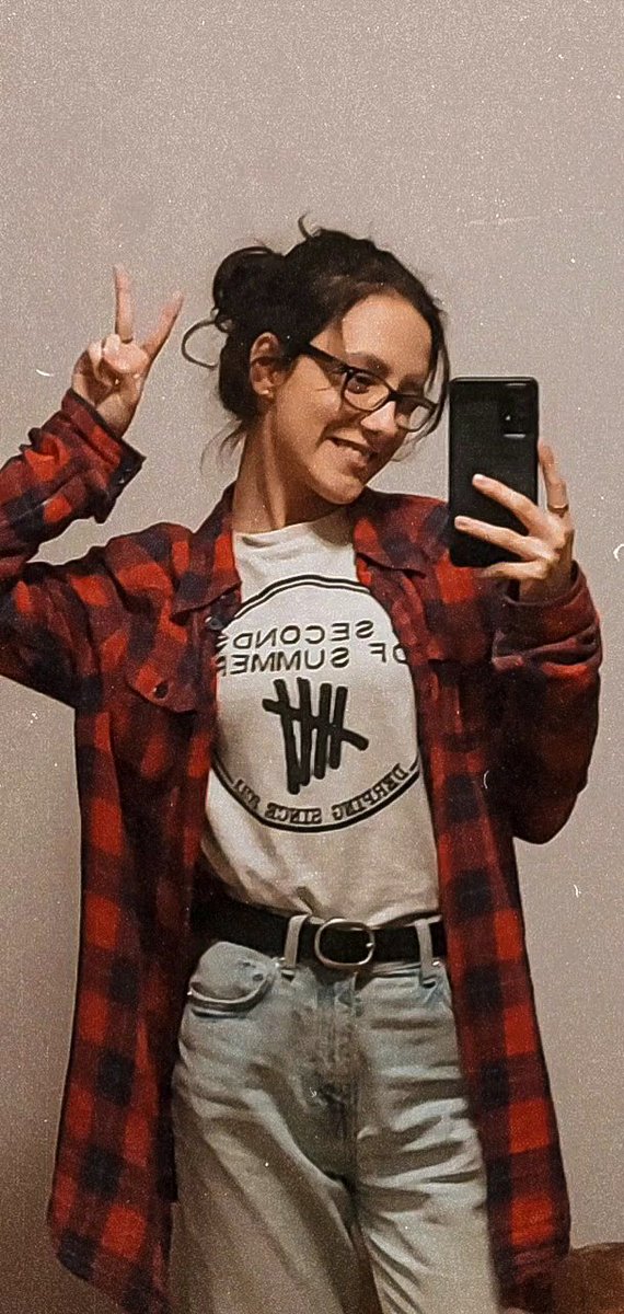 placeinflicker's tweet image. if i could say #ThankYou5SOS a billion times, i would. i grew up with you guys, you shaped my personality, made me who i am. you were there even when i was an awkward 13 year old😭 not to mention the friendships you gave me. love you forever, let's continue to grow together🤍