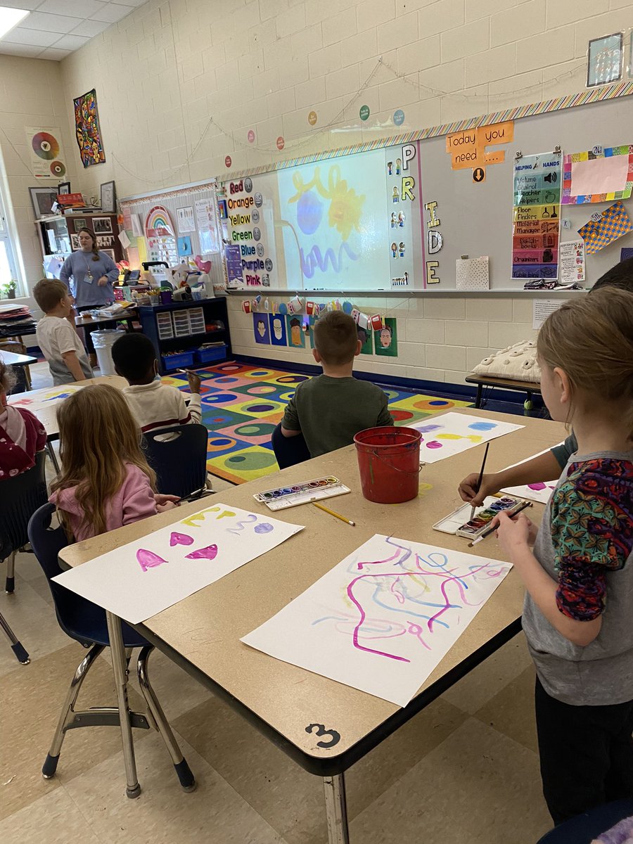 Listening to classical music and using color to abstract paint. Future artists in action💜 <a href="/ArtwithMissG/">Brea Greer</a> @MissJud_Kinder #CVBetterTogether #Creekvw_tweets #middierising
