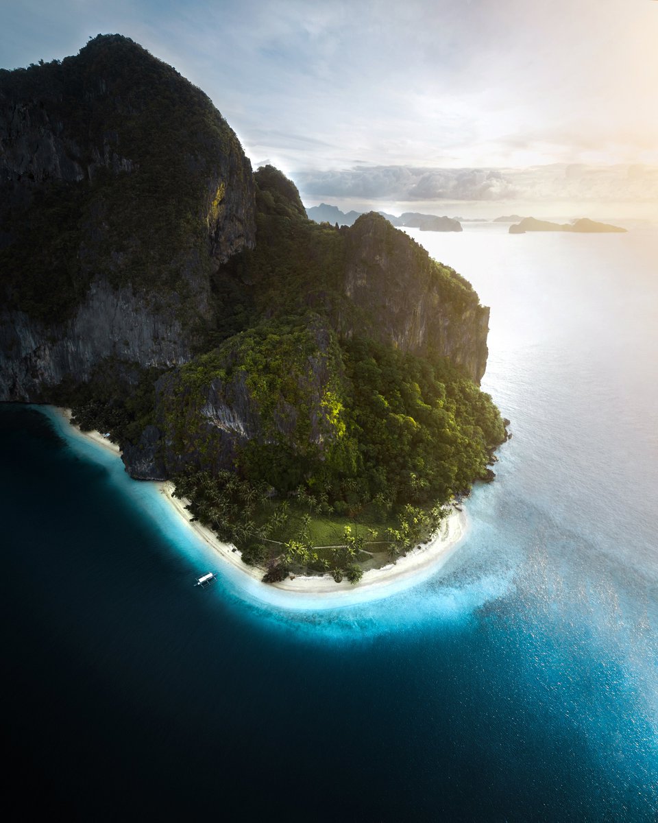 Gm from the towering and dramatic cliffs of the Philippines 🥥🌴