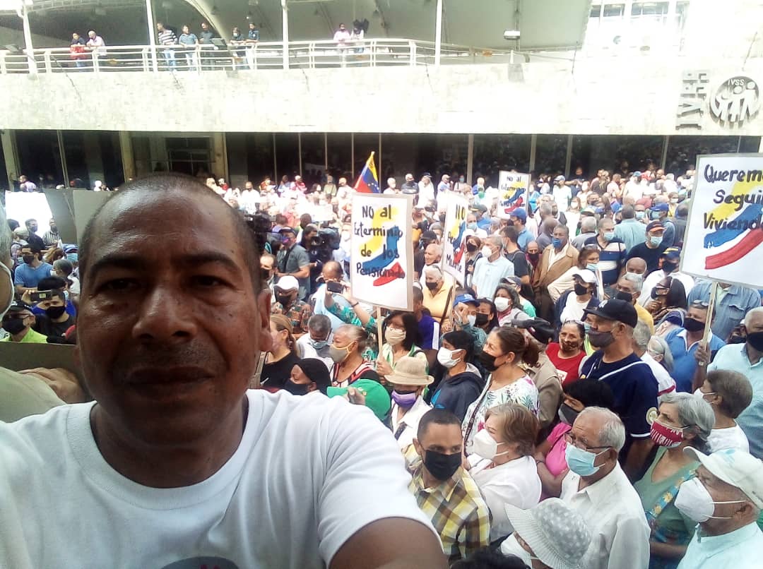 #9Marzo Caracas, esta es la respuesta dada por las bases de los jubilados y sindicatos al salario de hambre impuesto por Maduro en desacato al Art.91 CRBV. Ahora las bases se reunifican para seguir. La cita es el Día 16 de Marzo en la Puerta Tamanaco de la UCV, en asamblea.