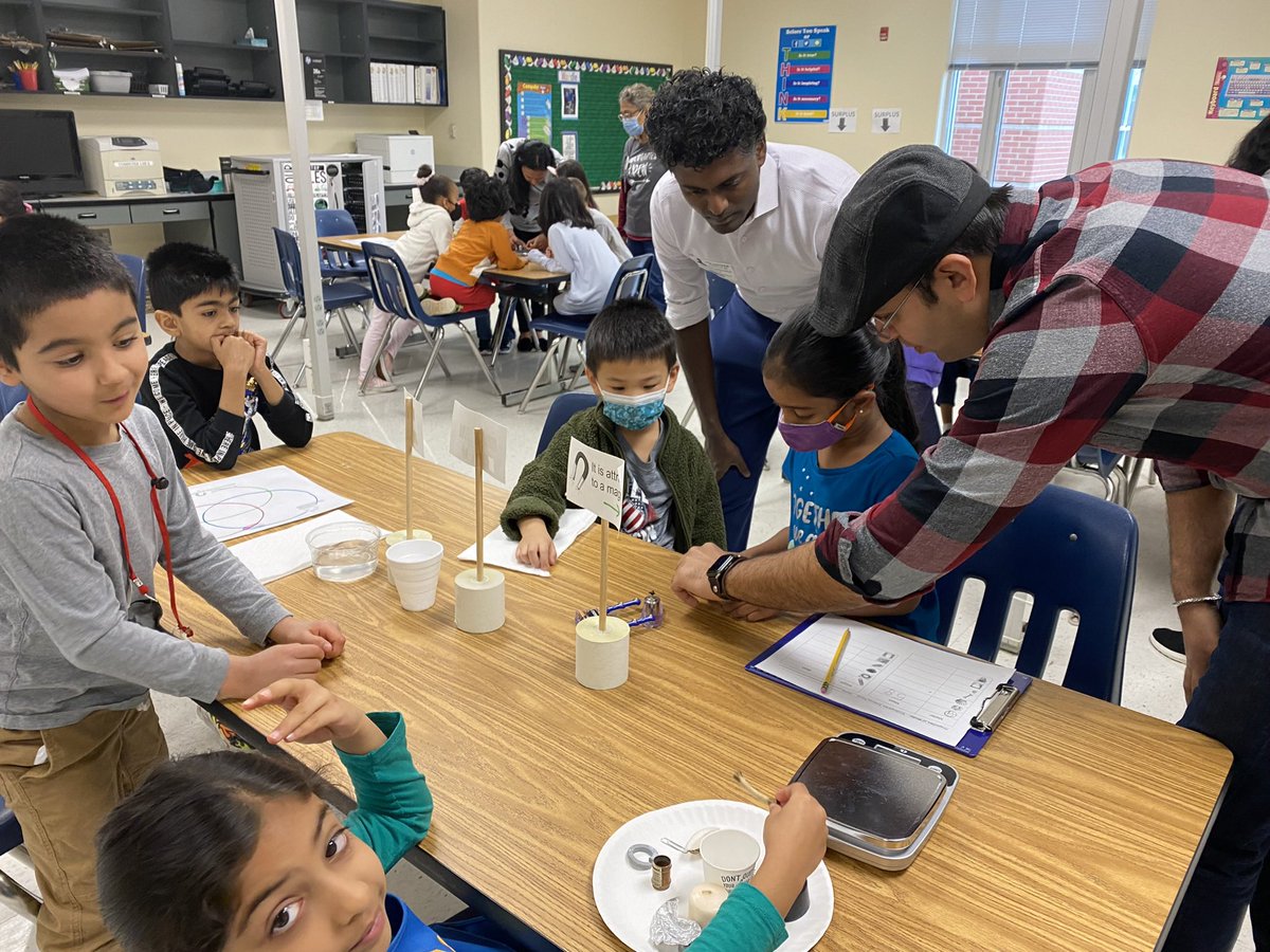 PullmansKinders's tweet image. So much fun predicting which objects would float, conduct electricity, and attract a magnet at #scienceforce!  We loved having these awesome parents join us!  @WilsonCreekES